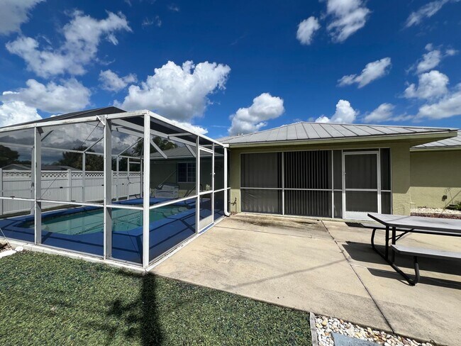 Building Photo - ($2,095) * ANNUAL ** Pool ** 3 Bed / 2 Bath - Harbor Heights  ** Single Family Home