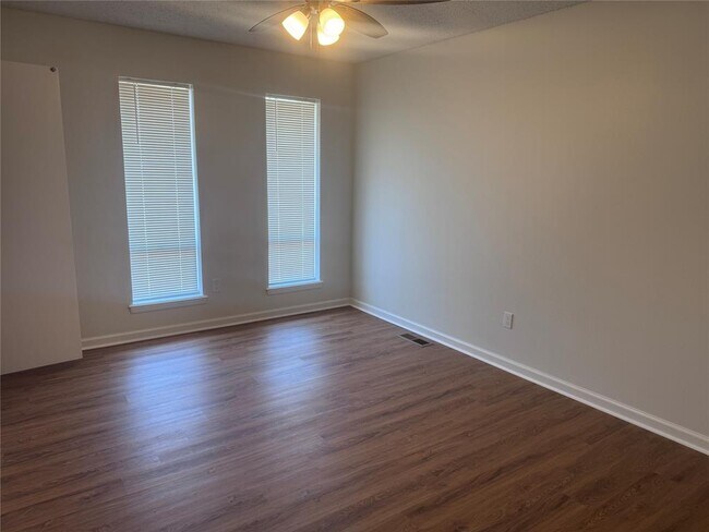 Building Photo - 425 Meadow Lake Dr