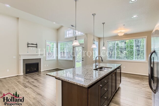 Building Photo - Charming 3-Bedroom Townhome in Prime Hills...