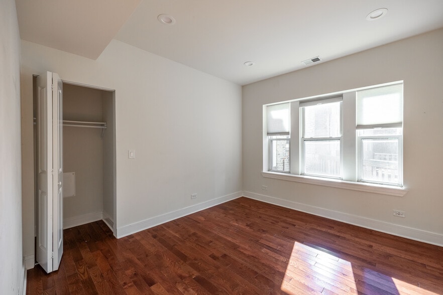 Building Photo - 1153 W Lunt Ave