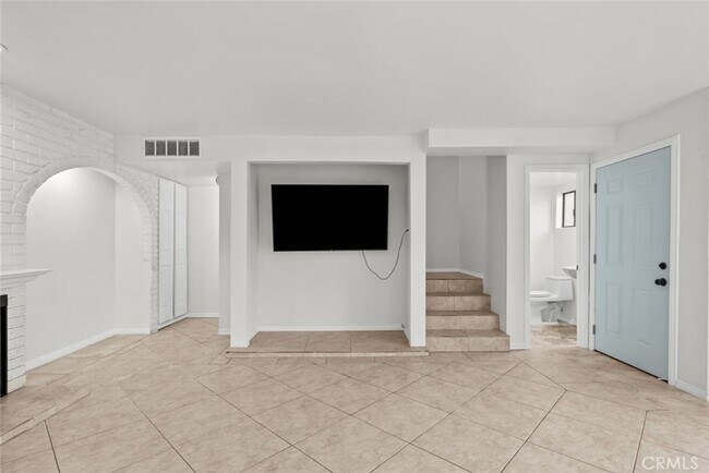 Building Photo - 13861 Vanowen St