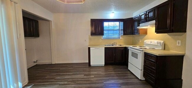 Building Photo - 2 Bedroom 1 Bath Close to Everything! Long...