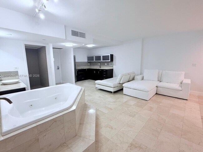 Building Photo - 2301 Collins Ave
