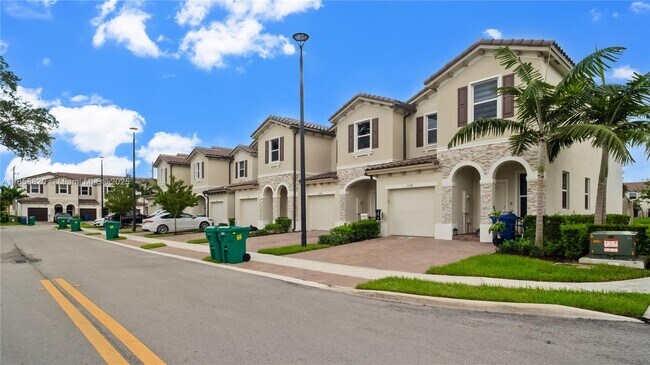 Building Photo - 5534 NW 27th Pl