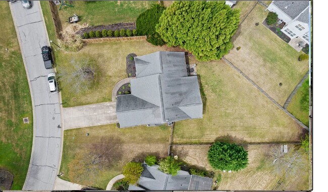 Building Photo - Spacious 3/2 Available Now!
