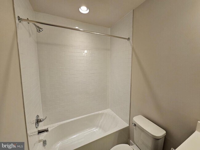 Building Photo - 8650 Satinwood Dr