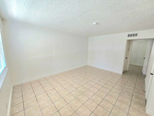 Building Photo - Stylish Comfort in a Freshly Remodeled Beauty