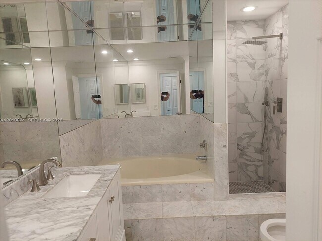 Building Photo - 255 Poinciana Island Dr