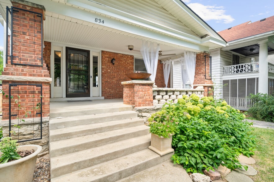 Building Photo - 834 W 39th Ter