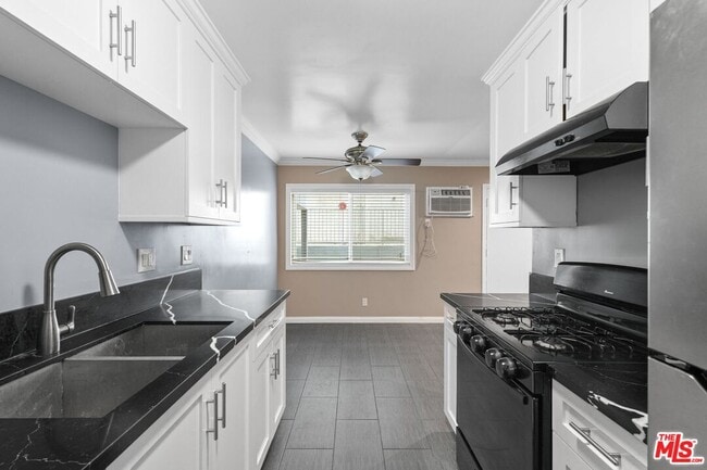 Building Photo - 1939 Selby Ave