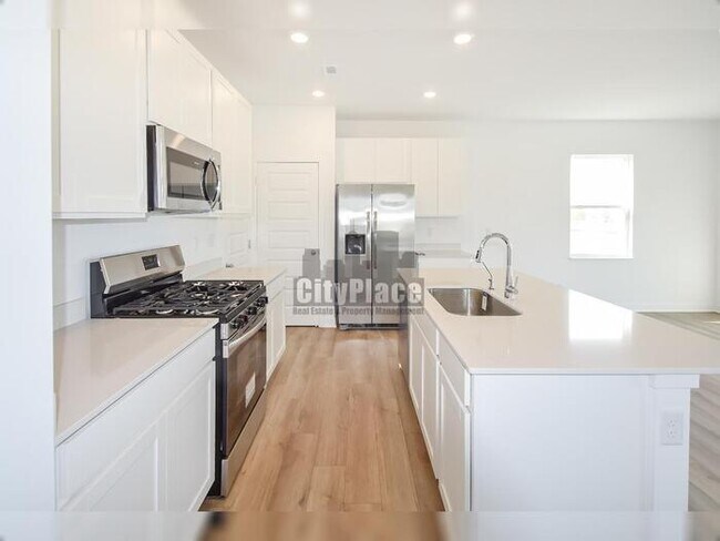 Building Photo - 3794 Cantebury Dr