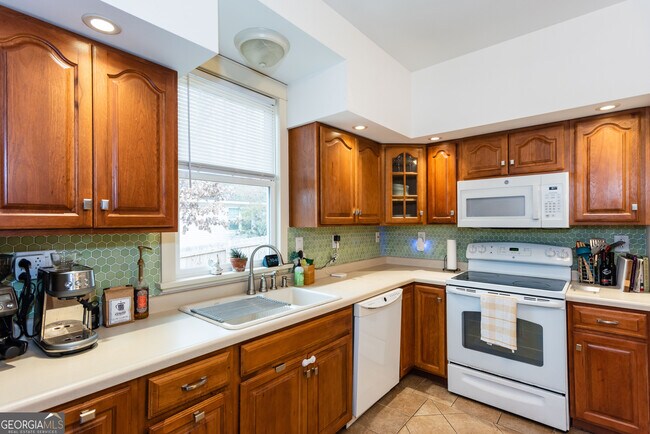 Building Photo - 1698 Temple Ave