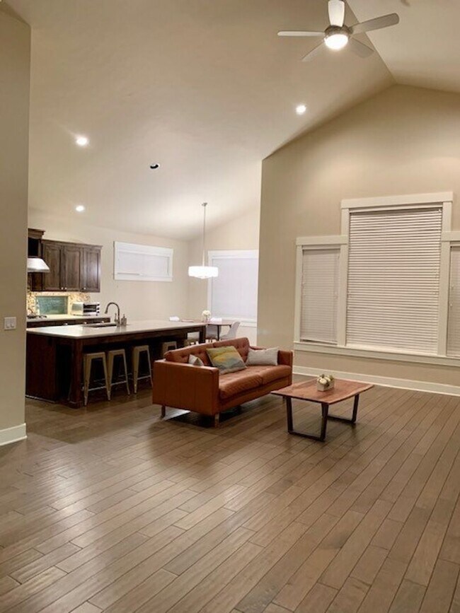 Building Photo - Beautiful 3 Bed/3 Bath Single Level Home i...