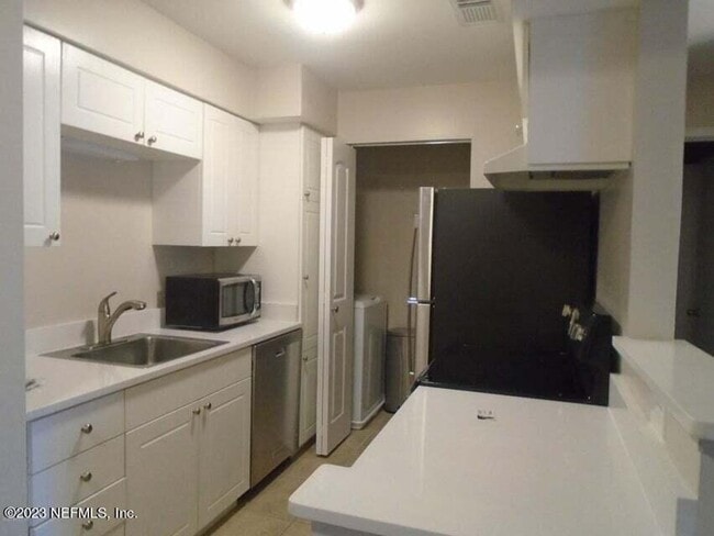Building Photo - Great condo