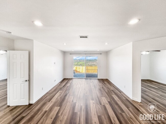 Building Photo - Beautiful 3BD/2BA W/ Updated Kitchen and A...