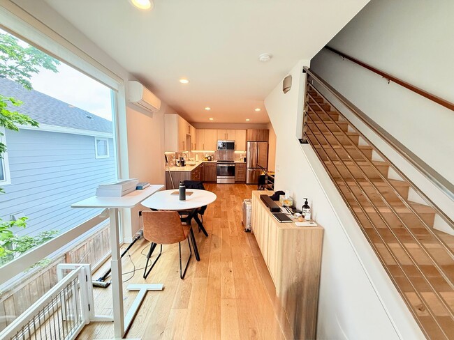 Building Photo - First Hill/Cherry Hill Townhome