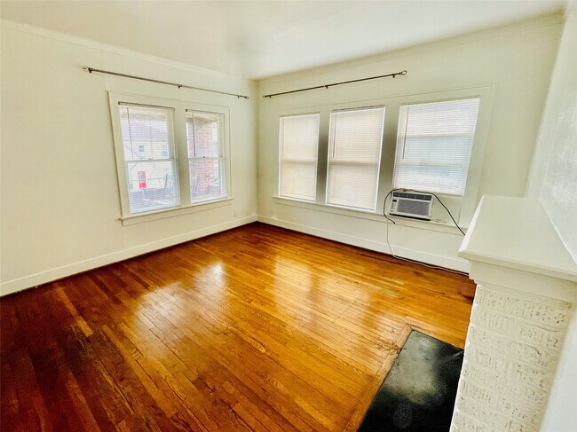 Building Photo - 320 W Polk St