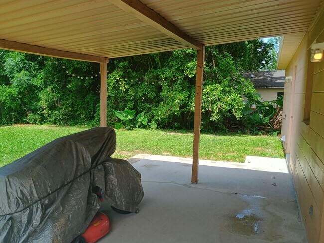 Building Photo - 4 bedroom 2 bathroom House- fenced in yard