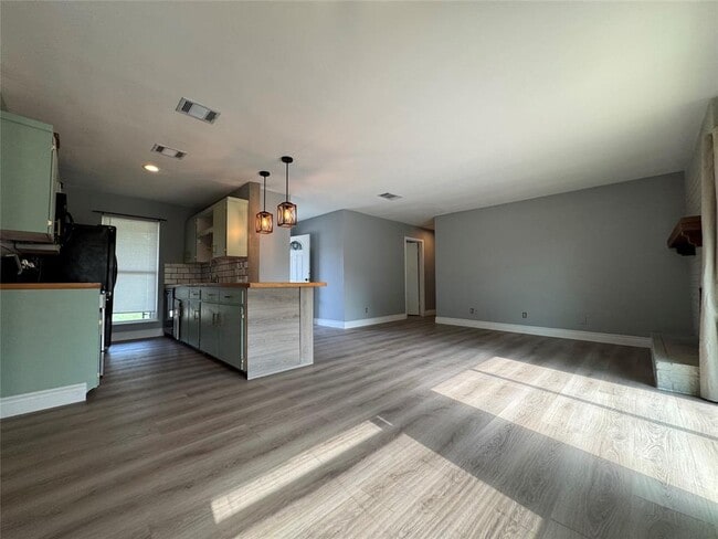 Building Photo - 3520 Roanoke Dr