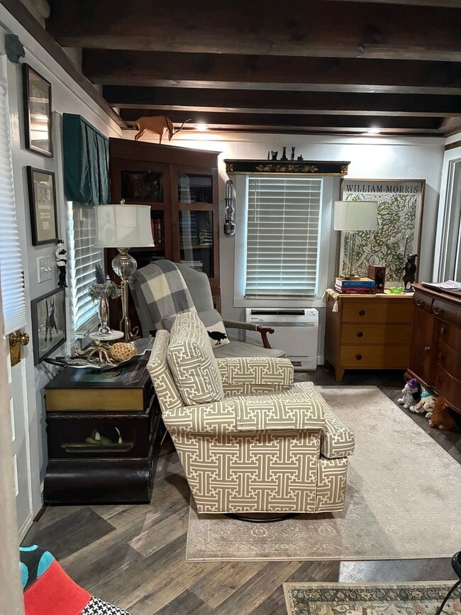 Building Photo - Adorable Tiny Home in the heart of Williamsburg literally steps to W&M Law School Available 3/1/26