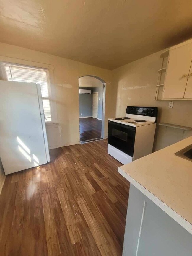 Building Photo - $595 - 1 bed 1 bath - Single Family Home