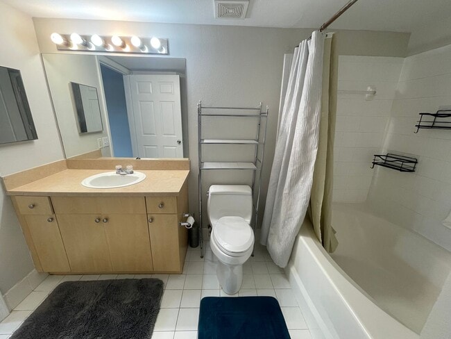Building Photo - ANNUAL RENTAL - 1 BED / 1 BATH THE SANCTUA...