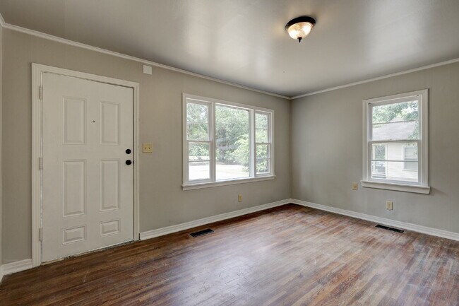 Building Photo - Remodeled 2/1
