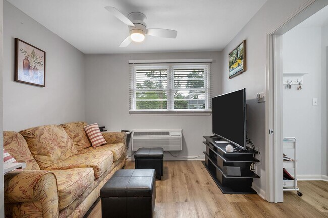 Building Photo - Old Town Furnished Studio Unit