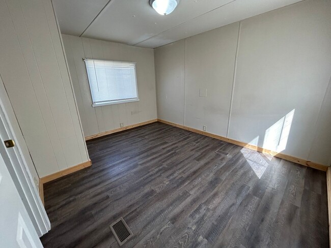 Building Photo - 3 Bed 1.5 Bath Fully Remodeled Mobile Home...