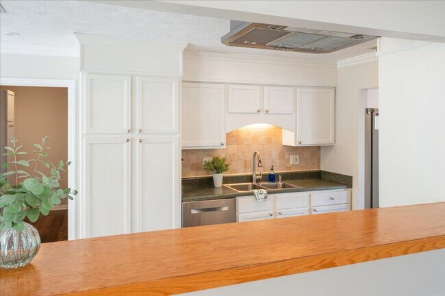 Building Photo - Well-Maintained Ranch Home in Southside Savannah For Lease