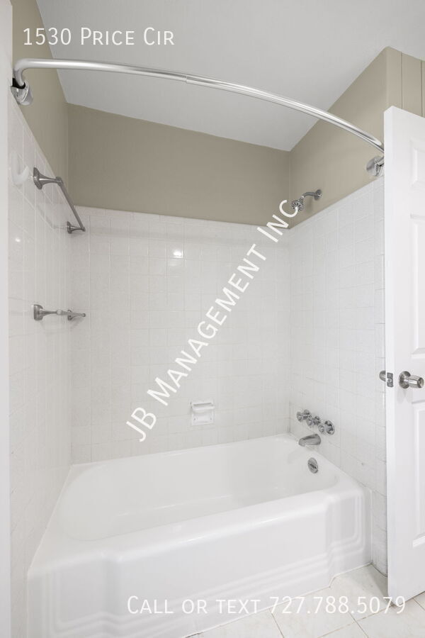 Building Photo - 1530 Price Cir
