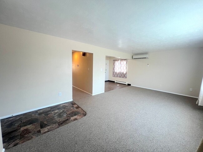 Building Photo - Extra Large 2 bedroom 1.5 Bath Centrally L...