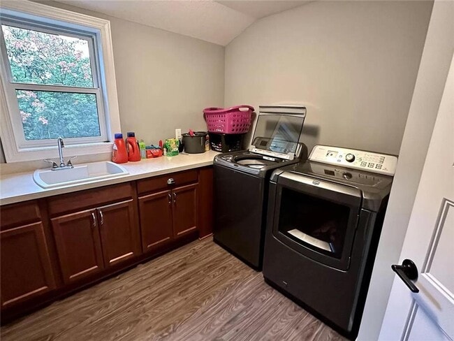 Building Photo - 3512 Rainbow Dr
