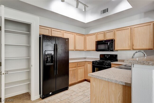 Building Photo - 2305 W Horizon Ridge Pkwy