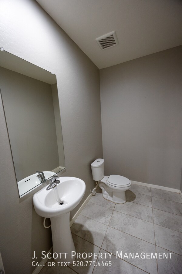 Building Photo - 1270 Carlsbad Dr