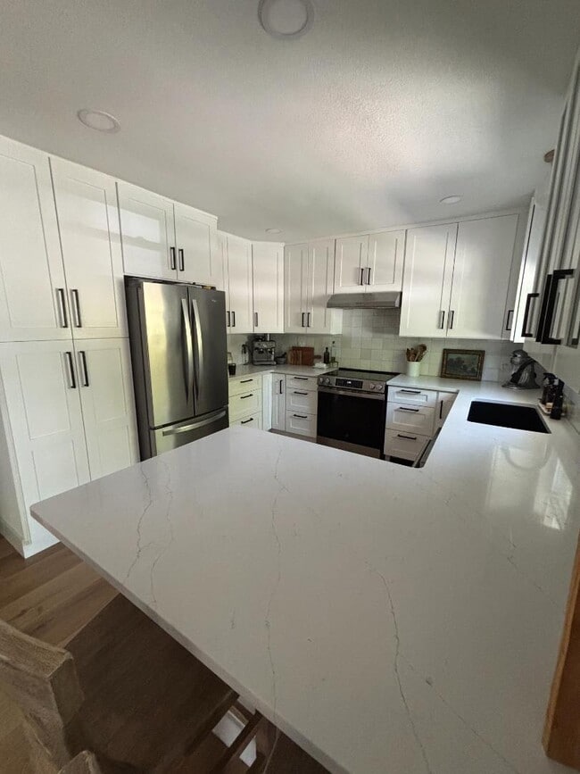 Building Photo - 830 Dehoff Dr