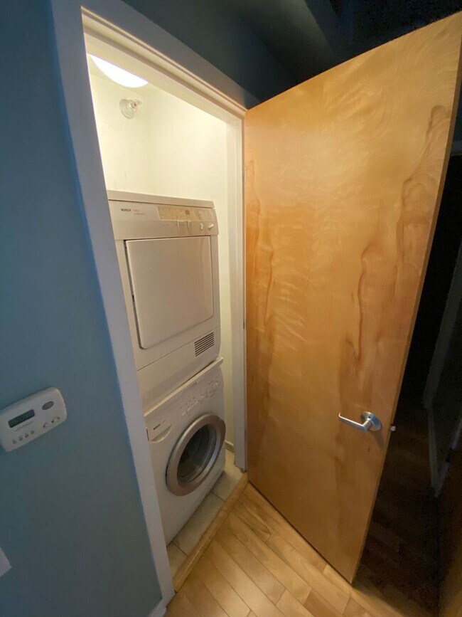 Building Photo - Beautiful Uptown Condo for Rent: 2 bed, 2 ...
