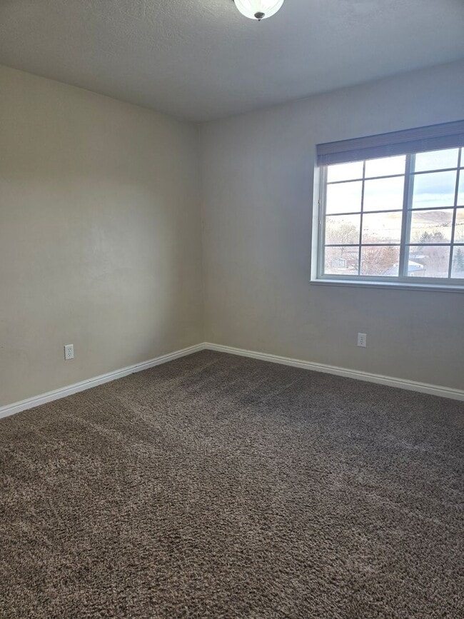 Building Photo - 3 bedroom 2 Bath condo