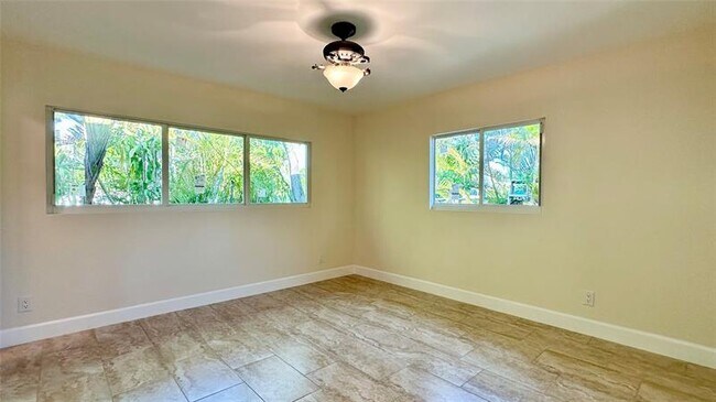 Building Photo - 400 SW 9th St