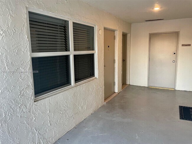 Building Photo - 1077 SE 22nd Ave