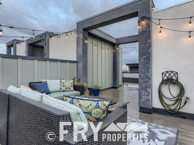 Building Photo - Beautiful townhome in the Sloans Lake Neighborhood.