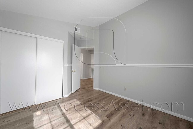 Building Photo - 464 E Jarvis St