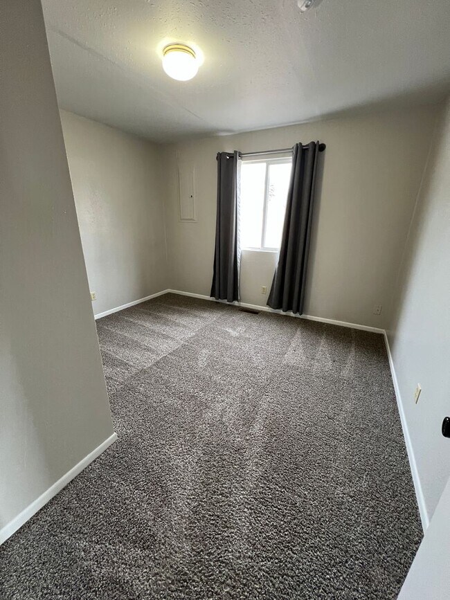 Building Photo - Centrally Located Three-Bedroom, One-Bathroom Home for Rent