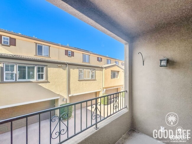 Building Photo - Great 2B/2.5BA Townhouse Available in Santee with Attached Garage & Onsite Pool, Spa, and Playgro...
