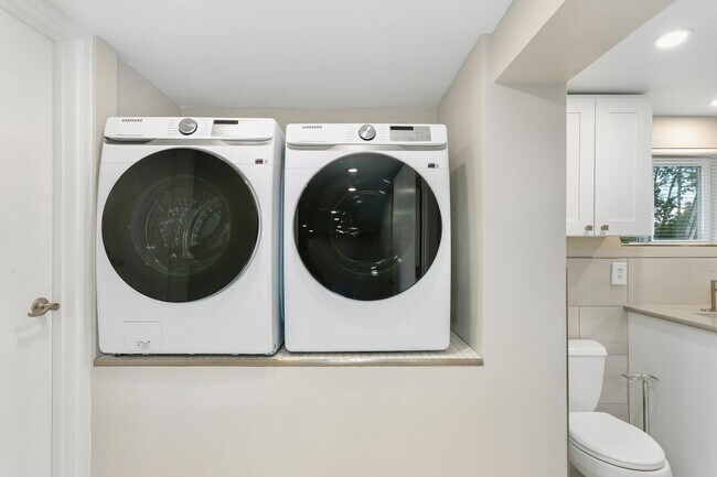 Building Photo - 2 bd 1 bath Apartment-entire bottom floor