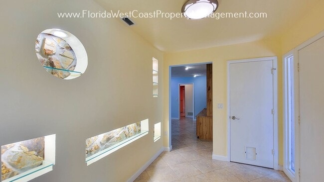 Building Photo - CLASSIC SARASOTA POOL HOME WITH UPDATES AN...