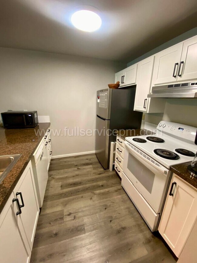 Building Photo - 9416 1st Ave NE