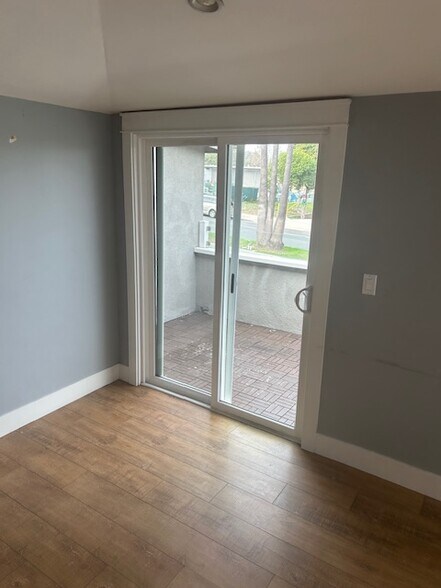 Living room looking out to balcony doors - 1534 Manhattan Beach Blvd