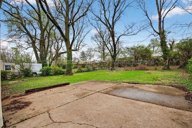 Building Photo - 10216 Royal Dr