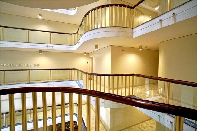 Building Photo - 2843 S Bayshore Dr